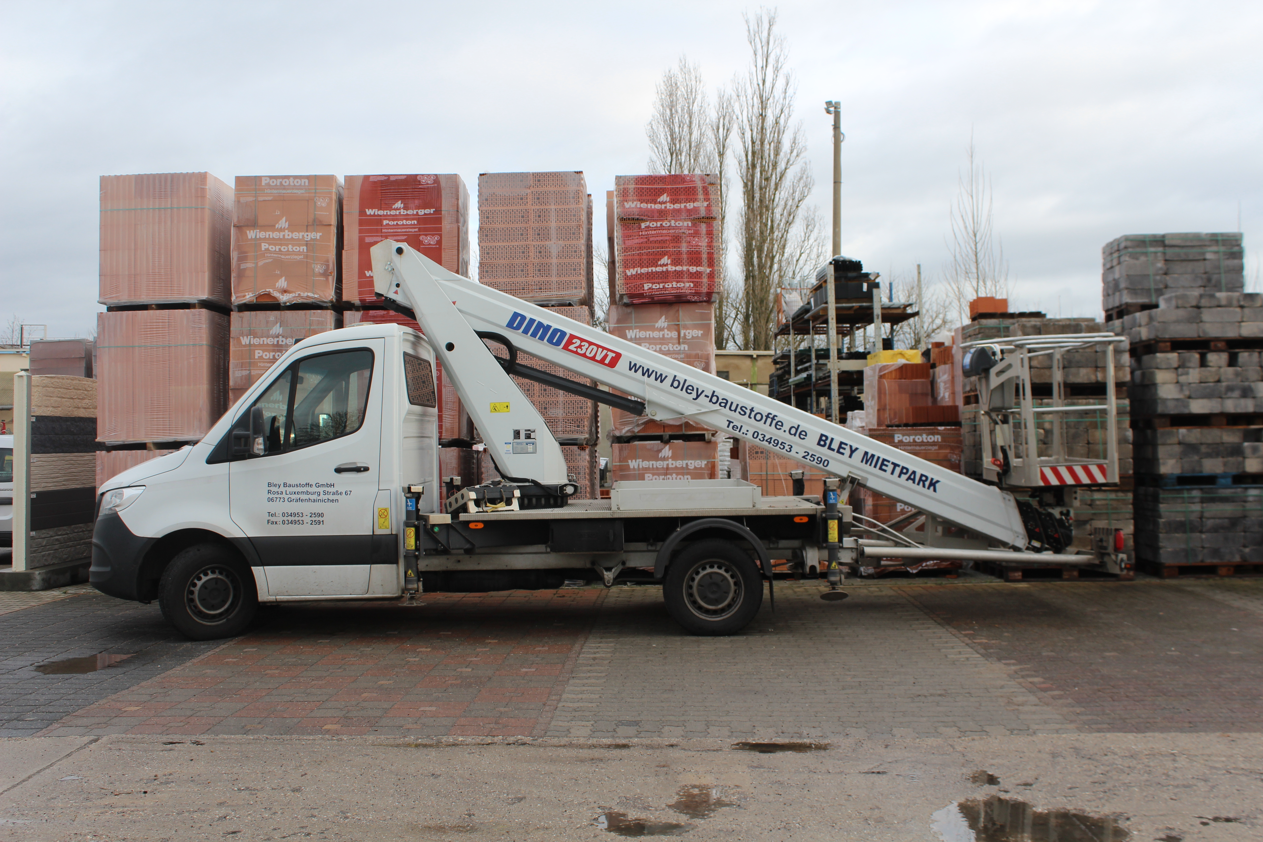 Teleskop-LKW-Arbeitsbühne DINO 230 VT