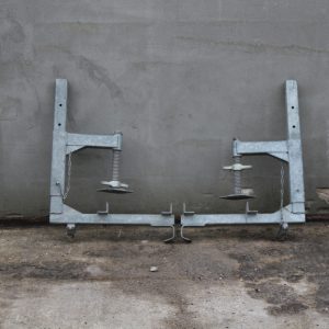 Einhängevorrichtung - Brüstungsbefestigung für Schuttrutschen